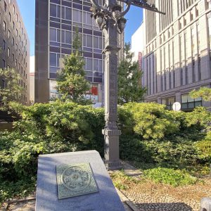 東京市道路元標が隣にあります