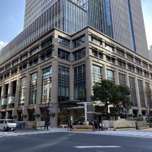 日本橋三井タワーの低層部は隣接する三井本館（重要文化財）との調和を意識した意匠になっている